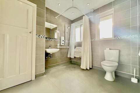 undefined, Central Avenue, Hounslow TW3