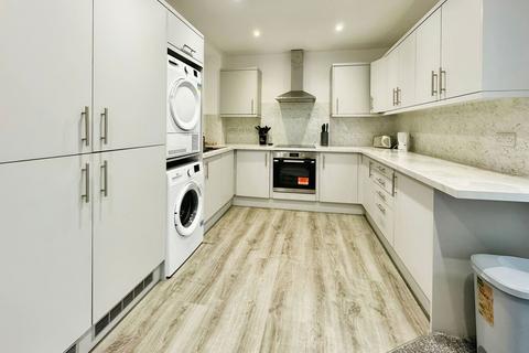 1 bedroom in a house share to rent, Kingshill Road, Swindon, SN1 4NG