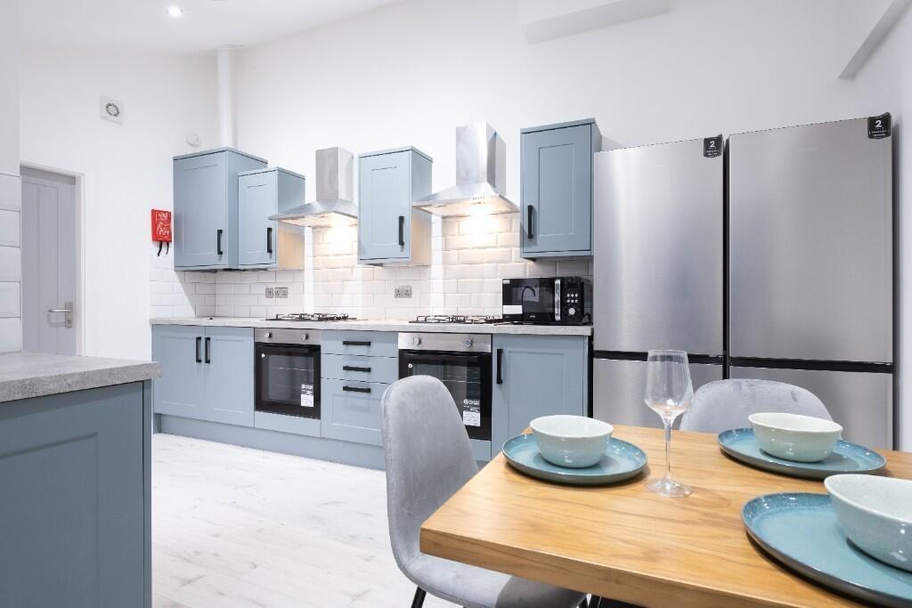 Modern, well-equipped kitchen with ample storag...