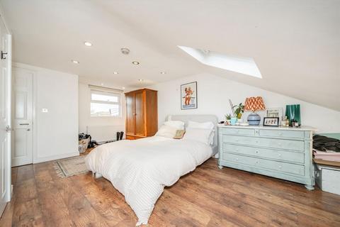 2 bedroom flat for sale, Lavender Hill, London SW11
