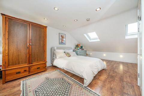 2 bedroom flat for sale, Lavender Hill, London SW11