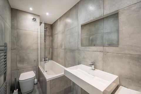 2 bedroom flat for sale, Lavender Hill, London SW11