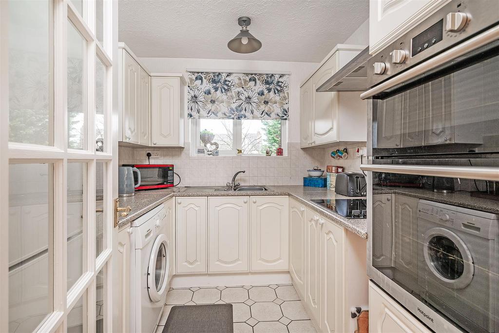 32 Croftleigh Gardens 3.jpg