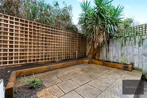 3 bedroom terraced house to rent, Strathleven Road, London