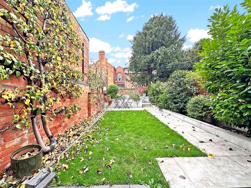 Well-Appointed Landscaped Garden 715