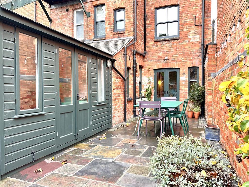 Wonderful Outdoor Entertainment Space 735
