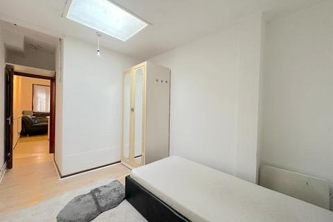 undefined, The Glen, Southall UB2