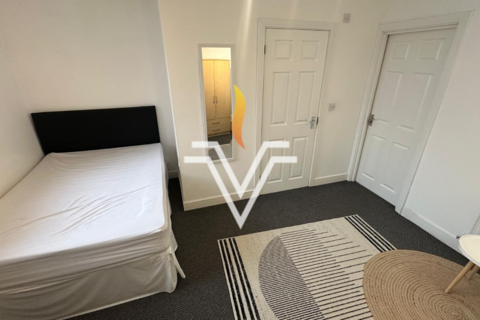 5 bedroom semi-detached house to rent, Charter Avenue, Coventry