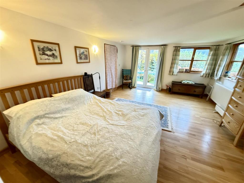 Side En-suite Bedroom