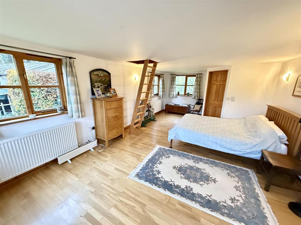Side En-suite Bedroom