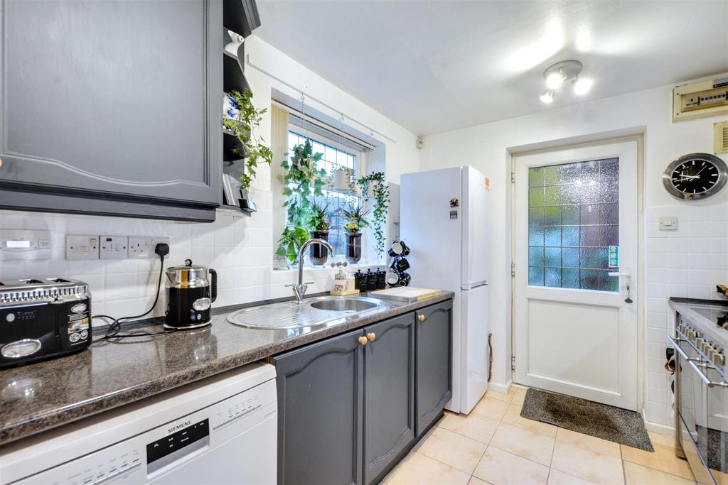 Kitchen 2.jpeg