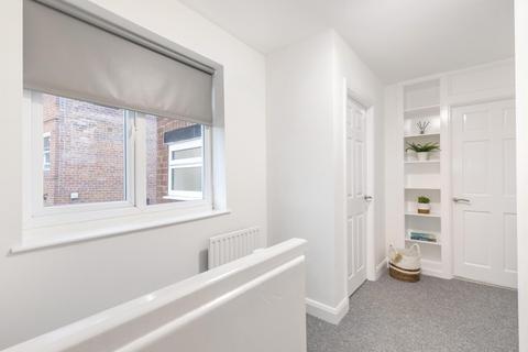 2 bedroom flat to rent, Lidgett Lane, Leeds LS17