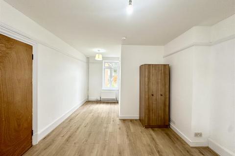 undefined, Elmwood Avenue, Feltham