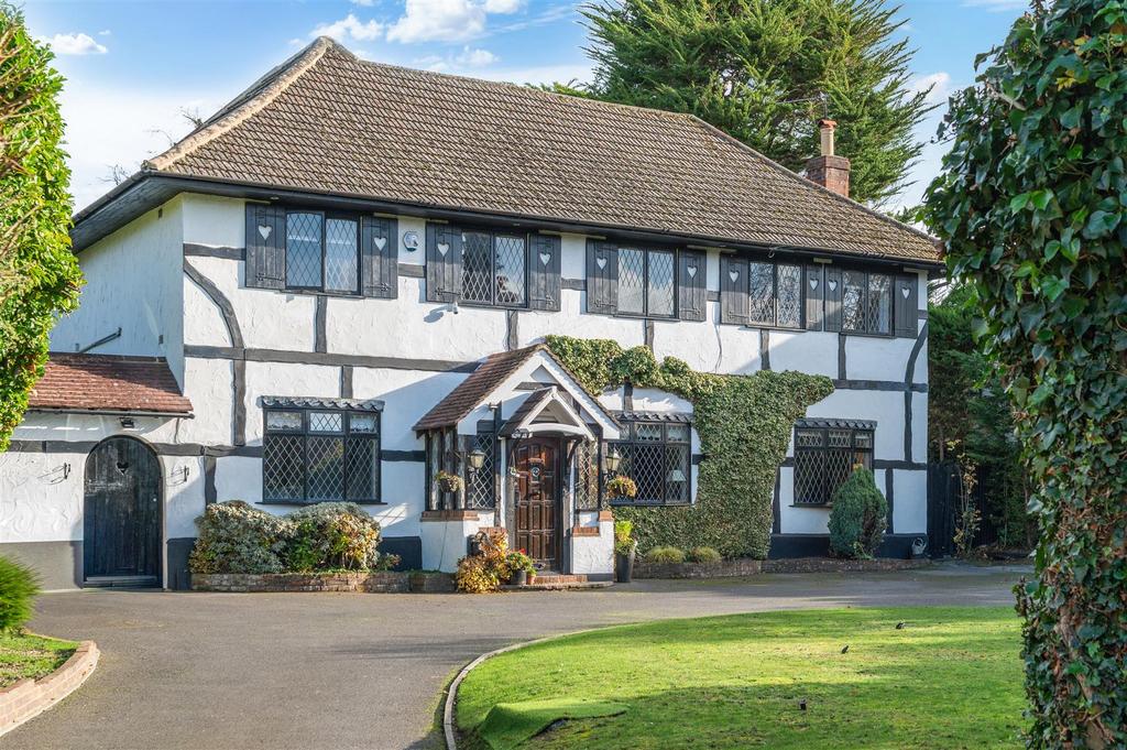 Detached house exterior, driveway