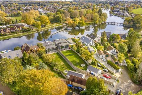 undefined, Riverside, Staines-Upon-Thames TW18