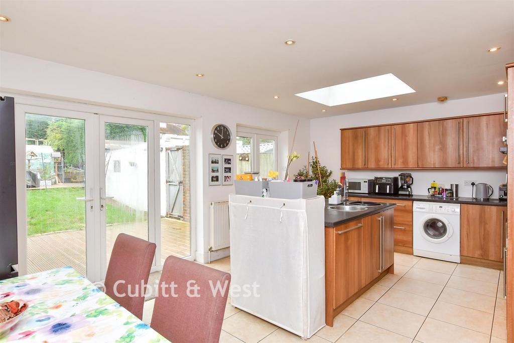 Kitchen / Dining Area