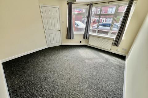 3 bedroom house to rent, Longroyd Grove, LS11