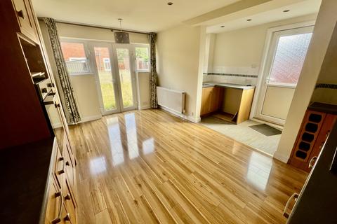 3 bedroom house to rent, Longroyd Grove, LS11