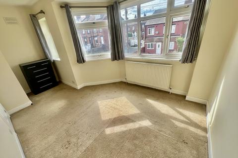 3 bedroom house to rent, Longroyd Grove, LS11