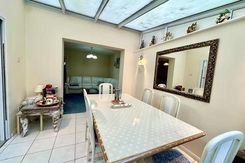 4 bedroom property for sale, Regents Close, London UB4