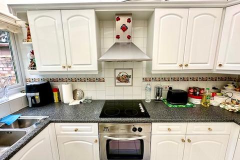 4 bedroom property for sale, Regents Close, London UB4