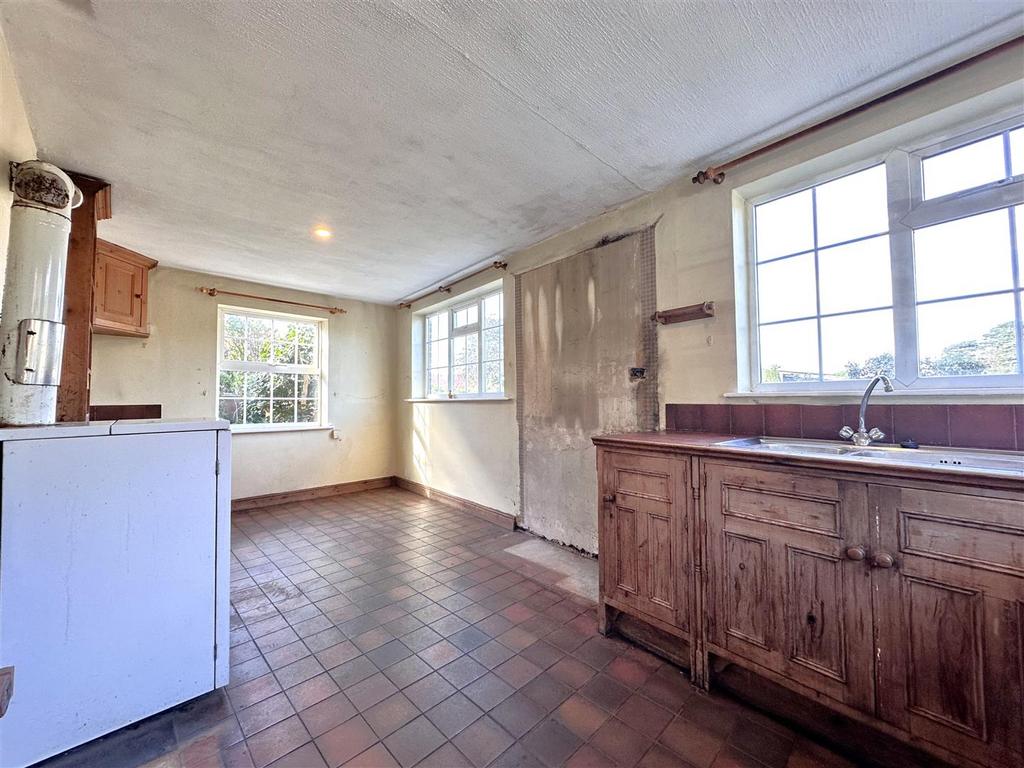 Triple-Aspect Dining Kitchen 759
