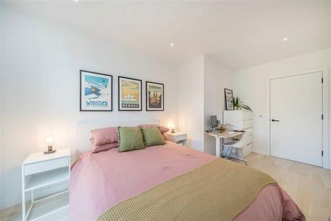 2 bedroom flat for sale, Balham High Road, London SW17