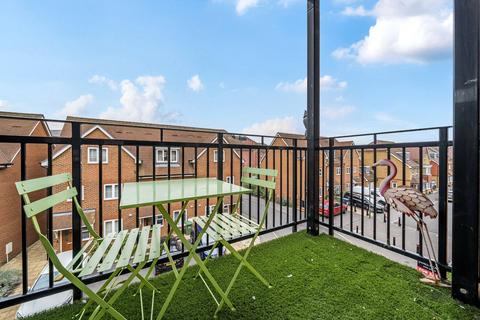 2 bedroom flat for sale, Alderson Grove, Hersham, Surrey, KT12