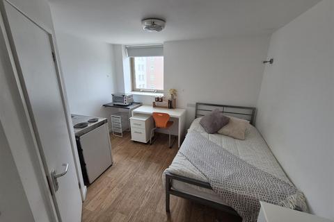 Studio to rent, BOURNEMOUTH STUDIO WITH BILLS
