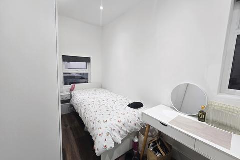 1 bedroom in a flat share to rent, Wandsworth High Street, London SW18
