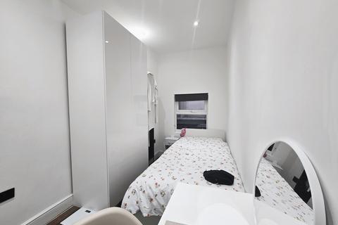 1 bedroom in a flat share to rent, Wandsworth High Street, London SW18