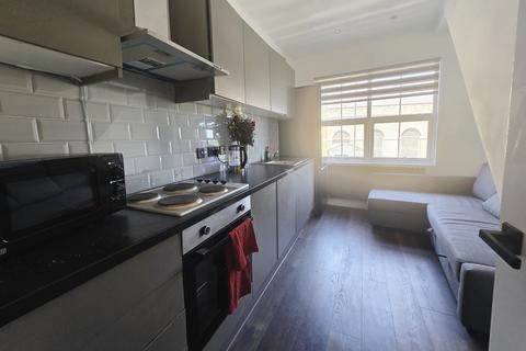 1 bedroom in a flat share to rent, Wandsworth High Street, London SW18