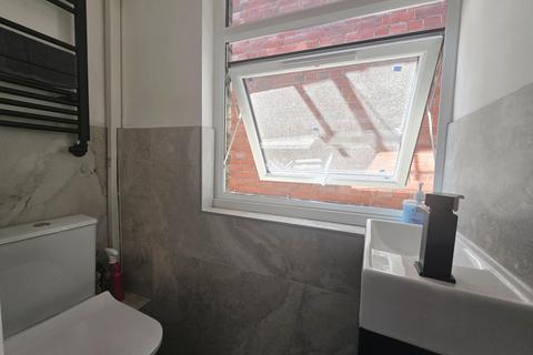 1 bedroom in a flat share to rent, Wandsworth High Street, London SW18