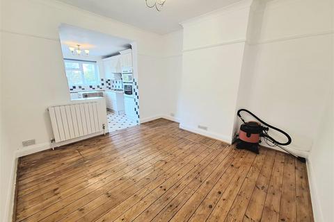 4 bedroom semi-detached house to rent, Hill Rise, Herts EN6