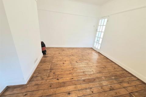 4 bedroom semi-detached house to rent, Hill Rise, Herts EN6