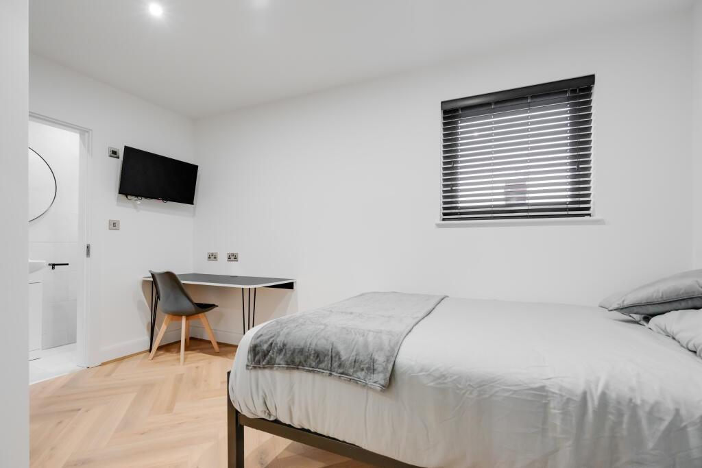 Bright and airy double bedroom with a comfortab...