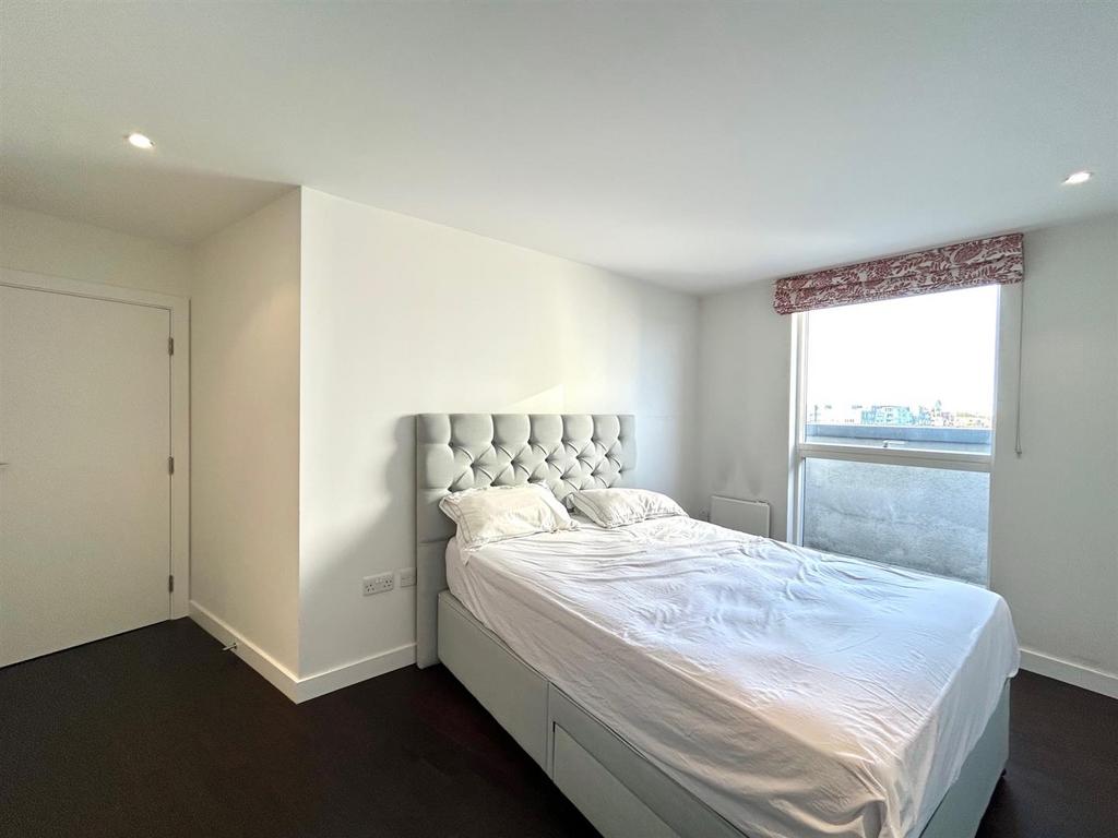1st bedroom 1.jpg