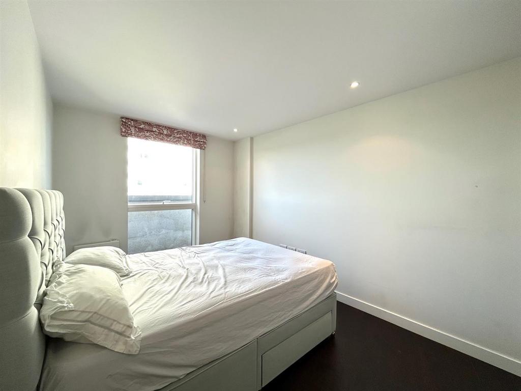 1st bedroom 2.jpg