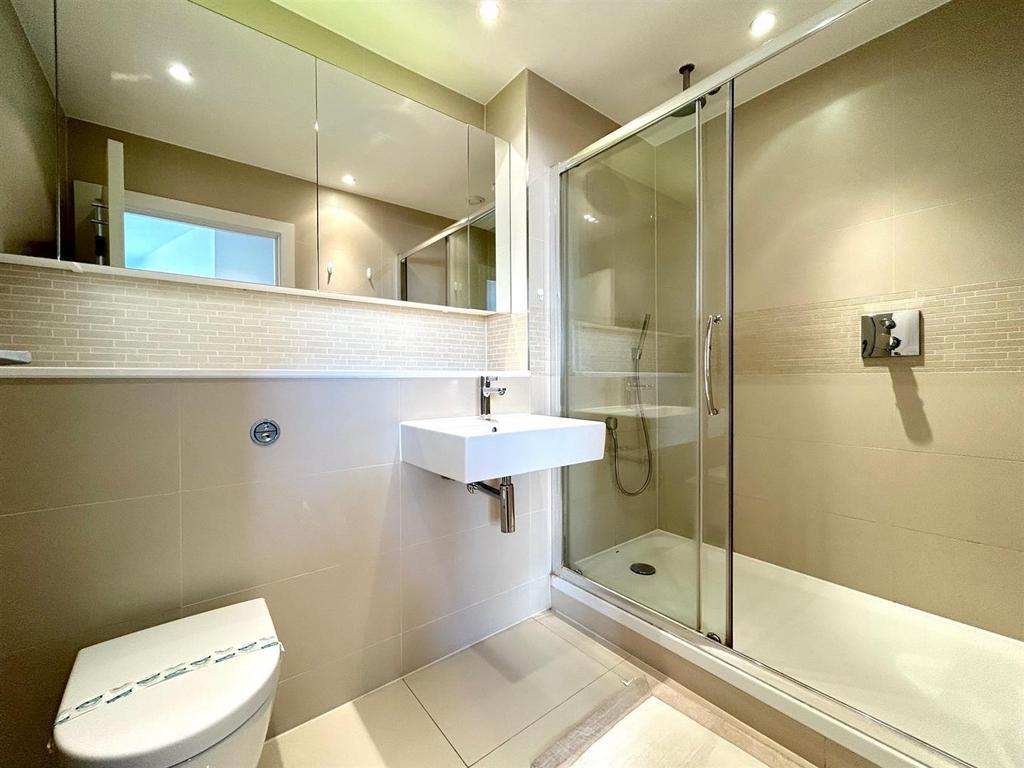 1st bathroom.jpg