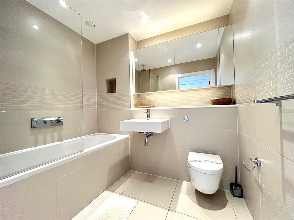2nd bathroom.jpg