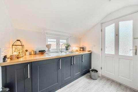 2 bedroom flat for sale, Pound Lane, Surrey GU7