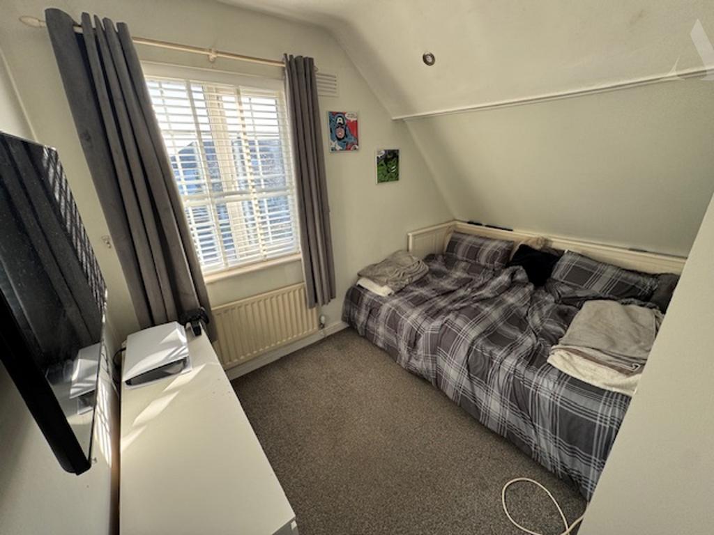 62 Elmfield Road Bed 3 x 2.jpeg