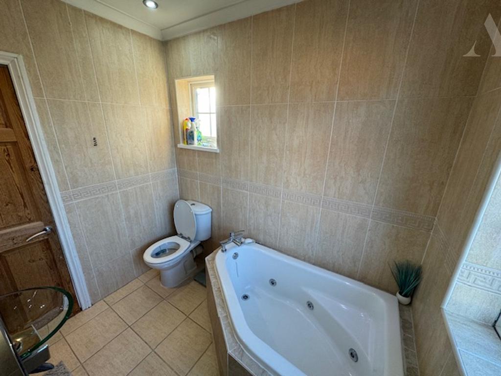 62 Elmfield Road Bathroom.jpeg