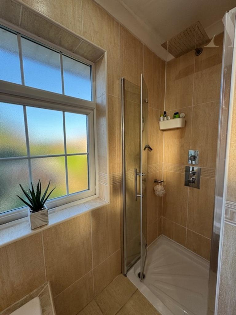 62 Elmfield Road Bathroom x 2.jpeg