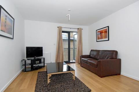 2 bedroom flat to rent, Edith Cavell House, London E14