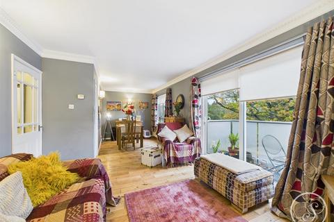 2 bedroom flat for sale, Woodville Court, Leeds