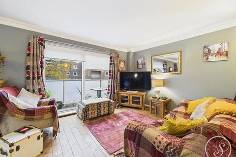 2 bedroom flat for sale, Woodville Court, Leeds