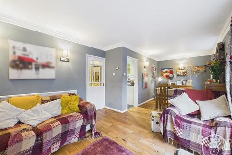 2 bedroom flat for sale, Woodville Court, Leeds