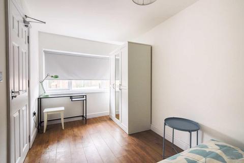 1 bedroom in a house share to rent, Lilac Grove, Nottingham NG9