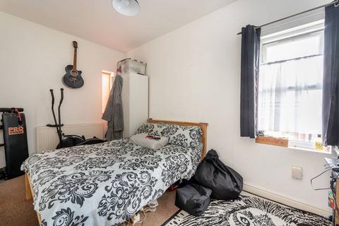 3 bedroom flat to rent, Horn Lane, Acton, London, W3